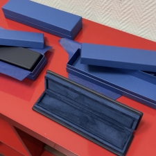 Пеналы для браслетов из синей элитной замши и кожи, упакованные в коробочку из картона