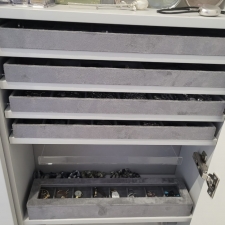 Ящики в шкаф для хранения украшений из светло-серой элитной замши