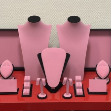 Демонстрационное оборудование из розовой и черной замши