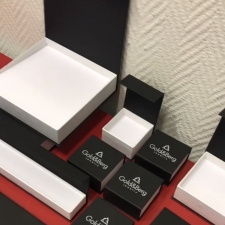 Черно-белые коробочки с крышкой на магните на заказ